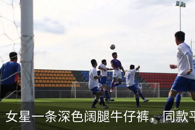 女星一条深色阔腿牛仔裤，同款平替只要37美元
